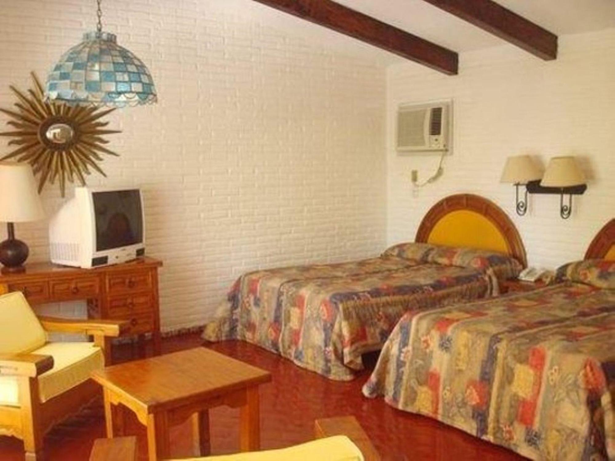 Real Bananas All Inclusive Acapulco Room photo